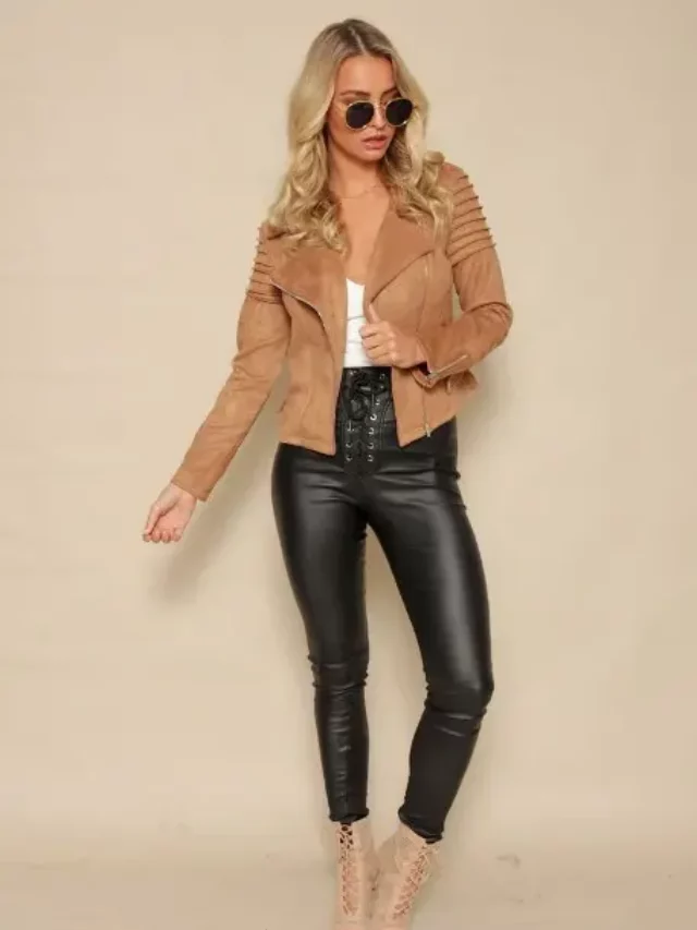 9 looks com calças justas e jaqueta de camurça