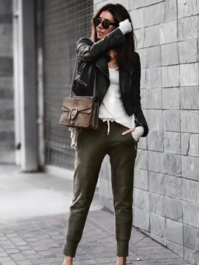 Com óculos de sol, top branco, bolsa de camurça cinza com alça de corrente e scarpins bege