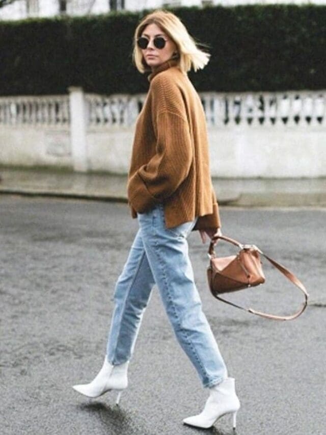 cropped-capa-um-sueter-marrom-oversized-jeans-azul-botinhas-brancas-e-uma-bolsa-marrom-compoem-um-look-simples-de-outono.jpg