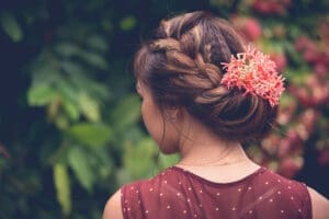 6 penteados para madrinha de casamento com cabelo médio que estão em alta 8 Penteados para madrinha de casamento cabelo médio- Reprodução Freepik