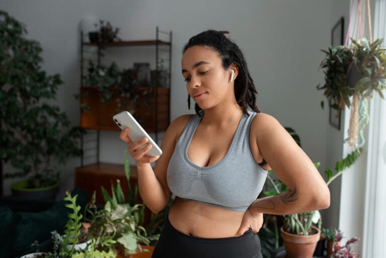 Moda plus size para comprar online: 7 dicas para adquirir as melhores peças 2 Moda plus size comprar online- Reprodução Freepik