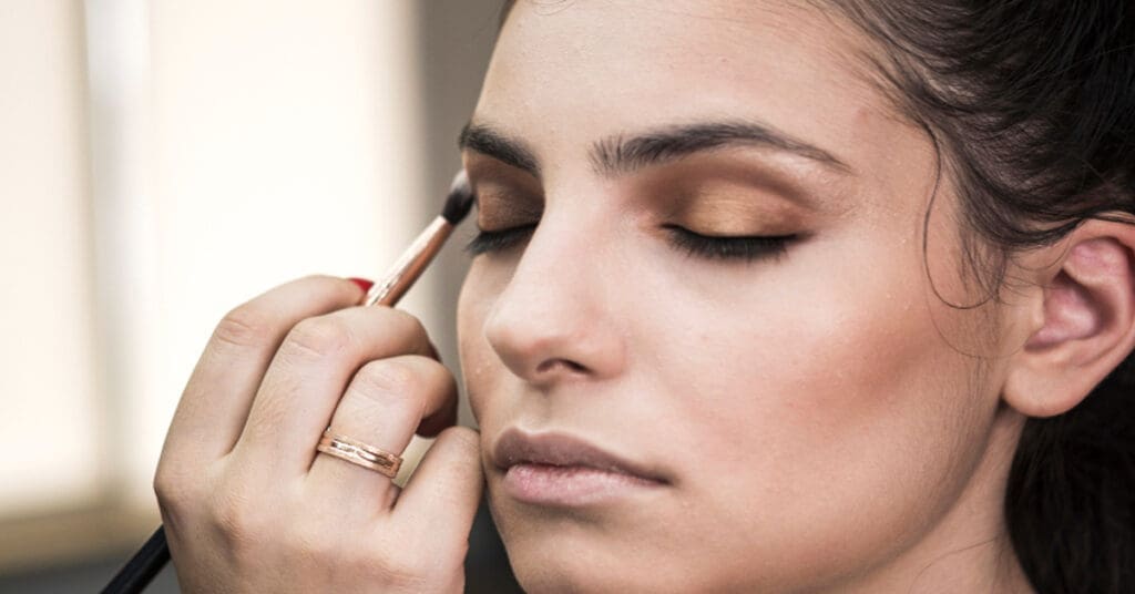 Maquiagem para formatura: 5 dicas de especialista para arrasar 2 Olhos esfumados na maquiagem para formatura