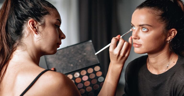 Maquiagem profissional: 4 dicas dos maquiadores das celebridades 2 Maquiagem profissional