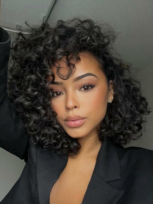 9 penteados cacheados curtos para o dia a dia