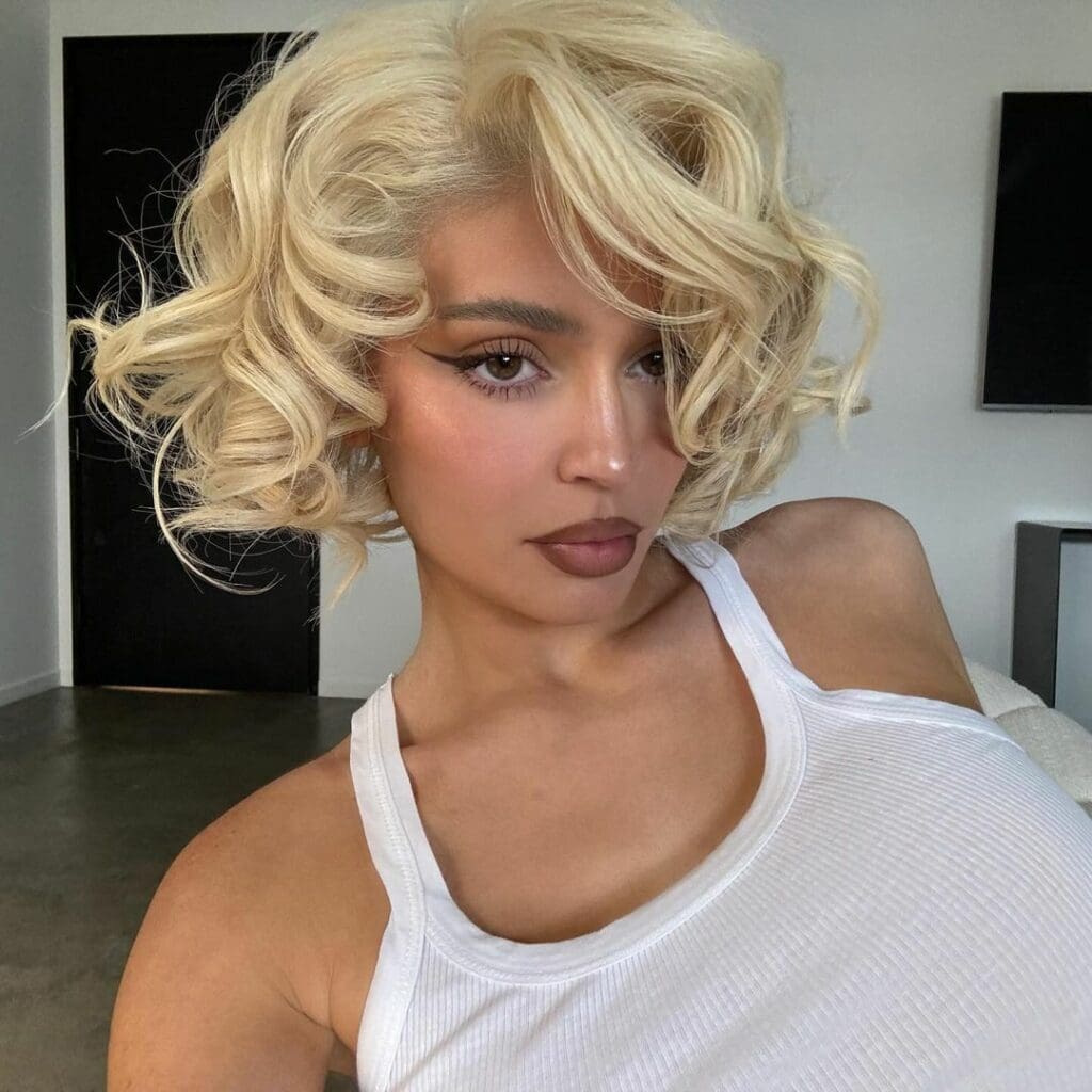 Kylie Jenner causa nas redes ao surgir loiríssima e relembra a fase King Kylie 2 Kylie Jenner causa nas redes ao surgir loiríssima e relembra a fase King Kylie