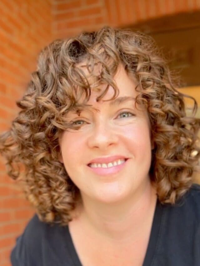 9 cortes cacheados com franjas para adotar aos 40