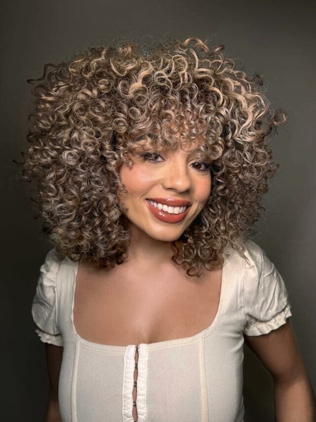 9 cortes para usar cachos com cabelos loiros