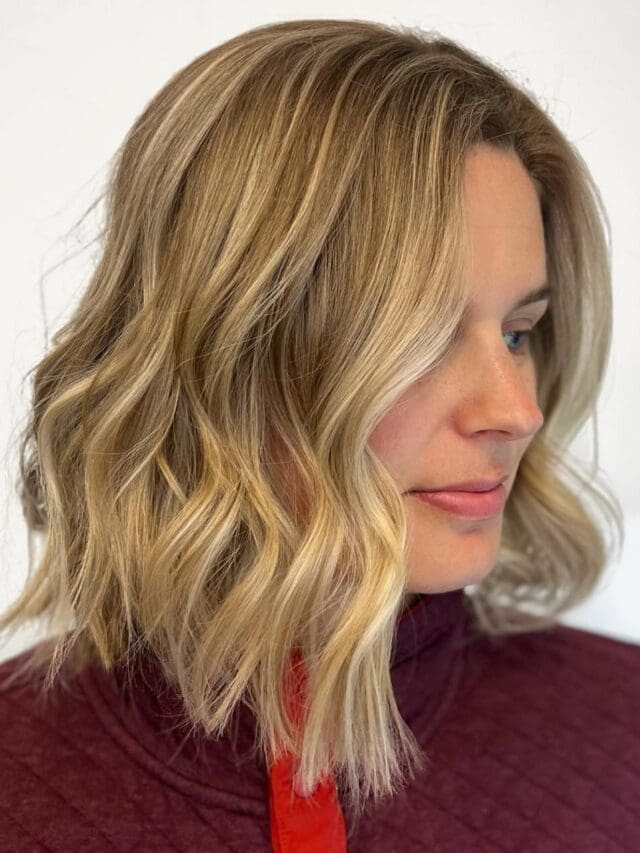 Cortes em camadas profundas revitalizam cabelos ondulados