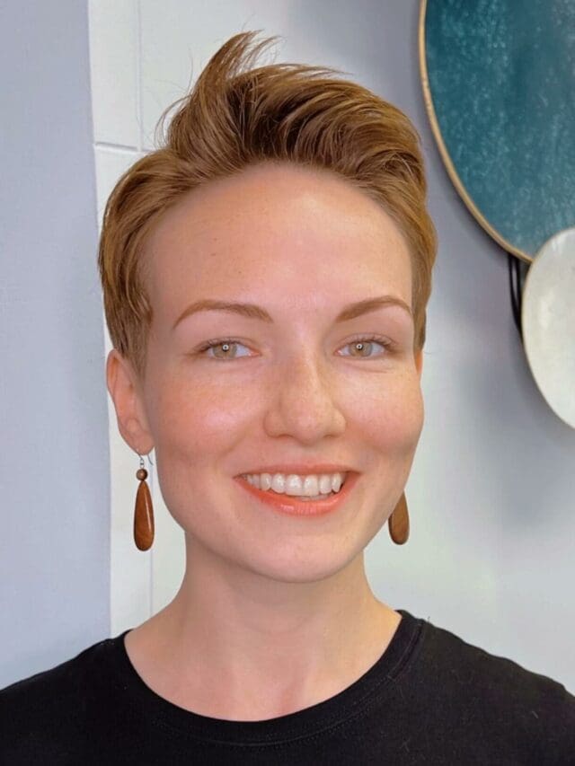 Escolha cortes com camadas suaves ao redor do rosto