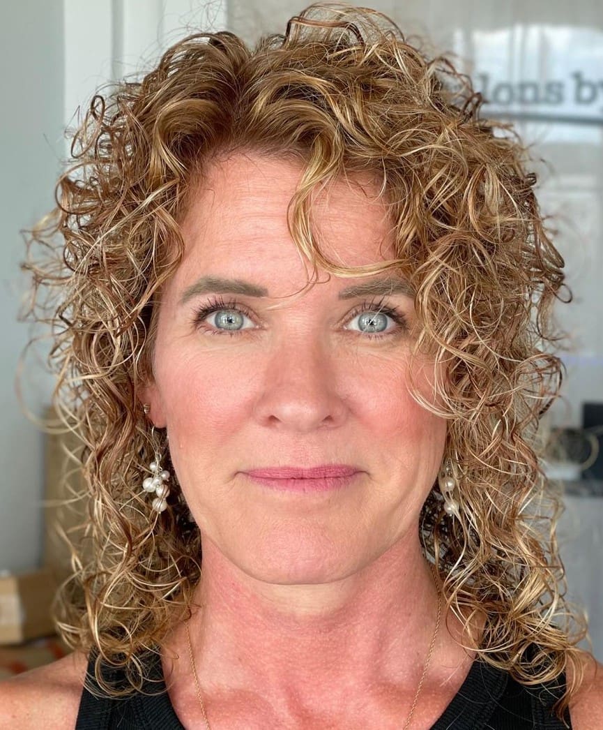 9 cortes que rejuvenescem mulheres aos 50 2 Corte na altura dos ombros com ondas naturais