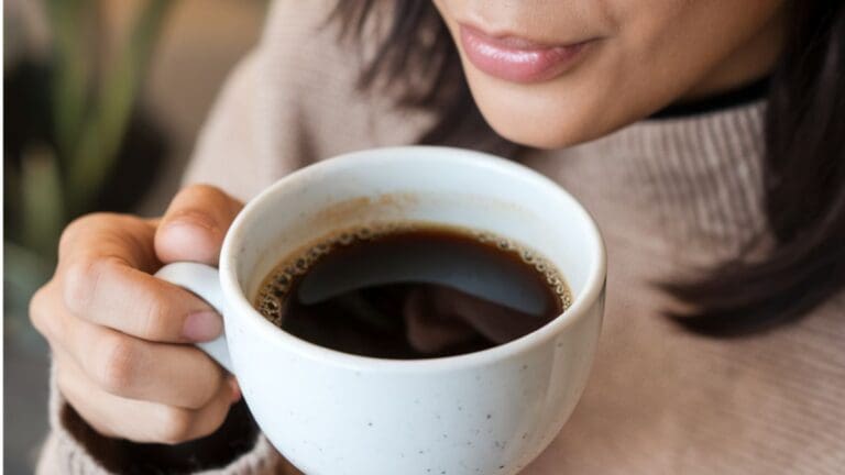 Café Pode Reduzir Risco de AVC em 21%, Dizem Pesquisas 4 mulher bebendo café preto