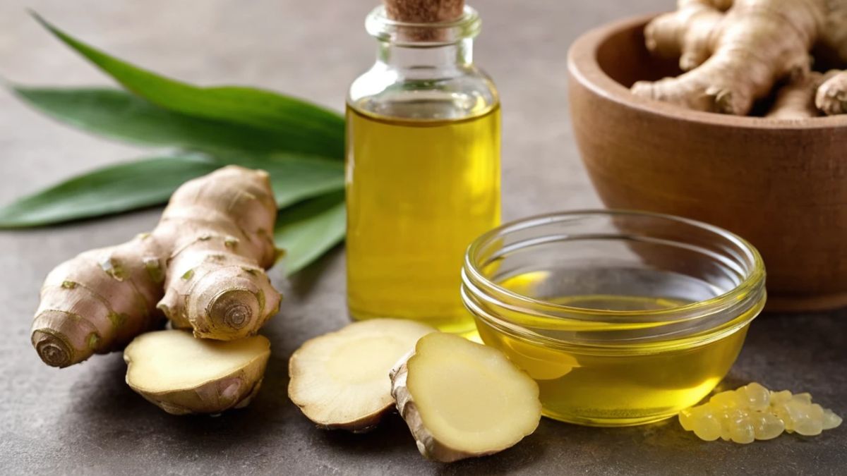 Como usar gengibre para crescer o cabelo: 7 benefícios para o couro cabeludo 1 Raiz de gengibre fresca ao lado de um pequeno recipiente com óleo infundido