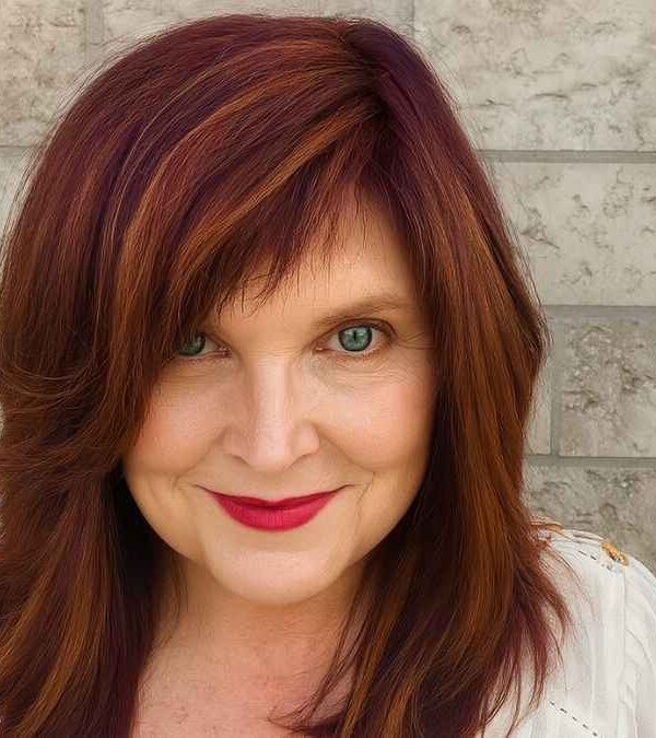 mulher com cabelo ruivo e idade acima dos 50