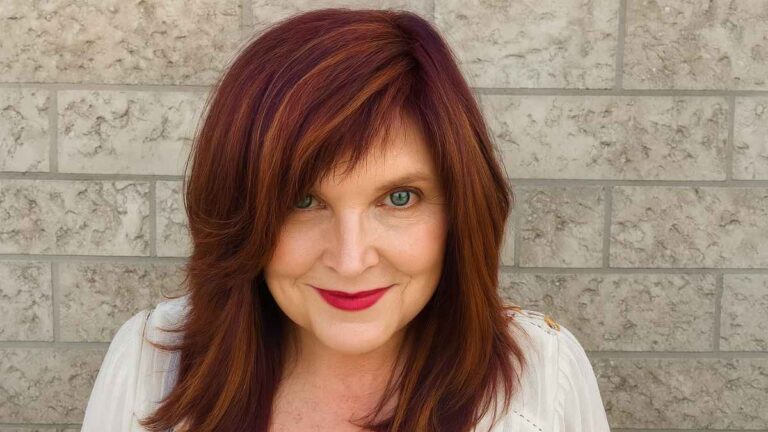 9 cortes que rejuvenescem mulheres aos 50 2 mulher com cabelo ruivo e idade acima dos 50