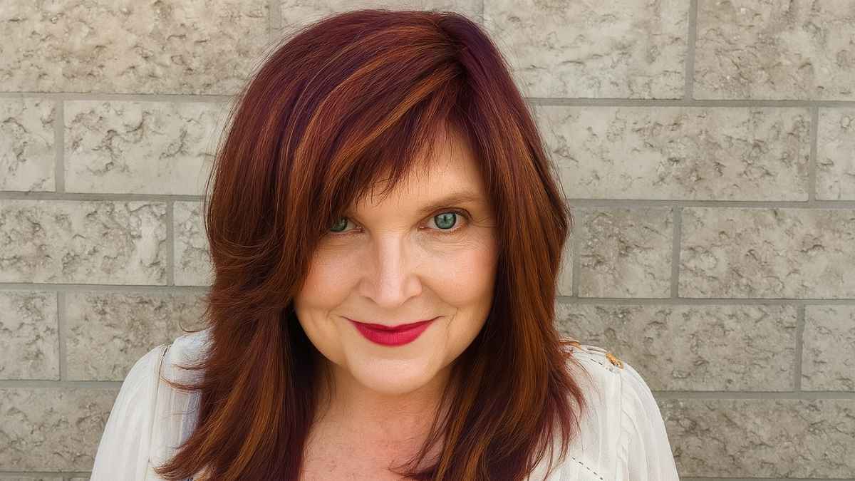 9 cortes que rejuvenescem mulheres aos 50 1 mulher com cabelo ruivo e idade acima dos 50