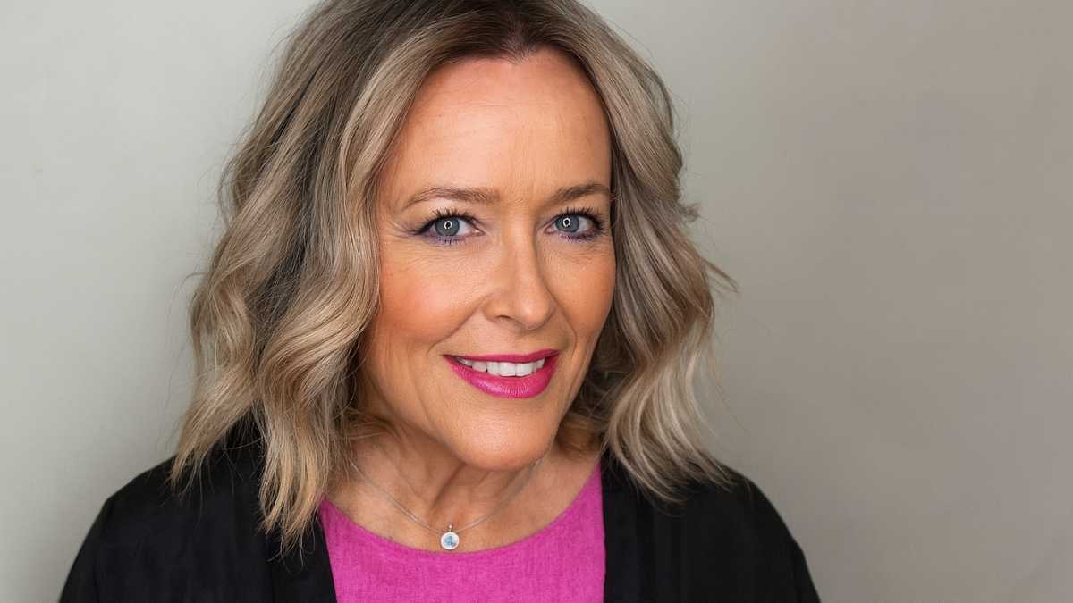 9 cortes de cabelo feminino rejuvenescedor 1 mulher com corte de cabelo mais jovial, médio e de aparencia moderna